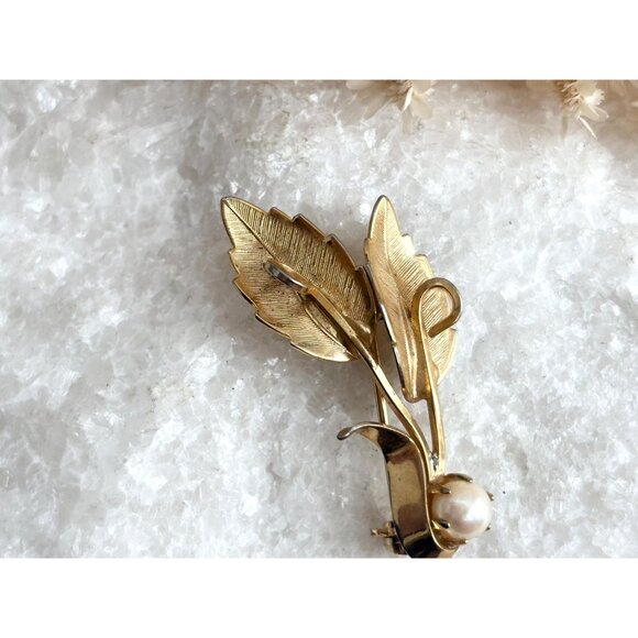 Gold Toned Textured Leaf Shaped Art Noveau Inspired Vintage Floral Brooch - Picture 2 of 9